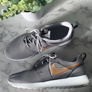 nike roshe gray